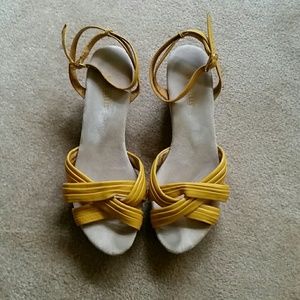 Seychelles Mysterious Stranger Yellow Sandals SZ 8